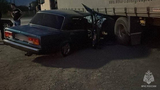 В Михайловском «семерка» влетела под фуру, пострадали три человека